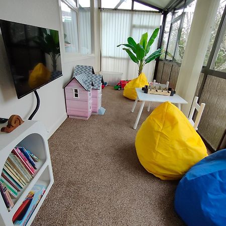 Retro 4 Bedroom Home, Warm And Welcoming, Quiet Location Porirua Exterior photo