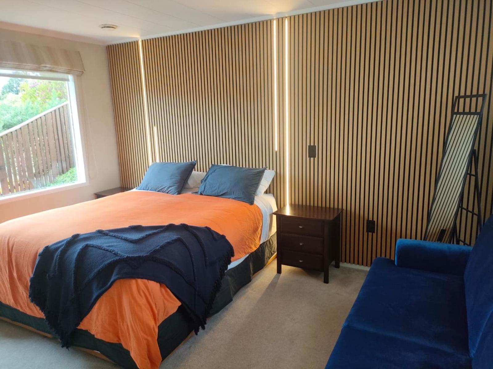 Retro 4 Bedroom Home, Warm And Welcoming, Quiet Location Porirua Exterior photo