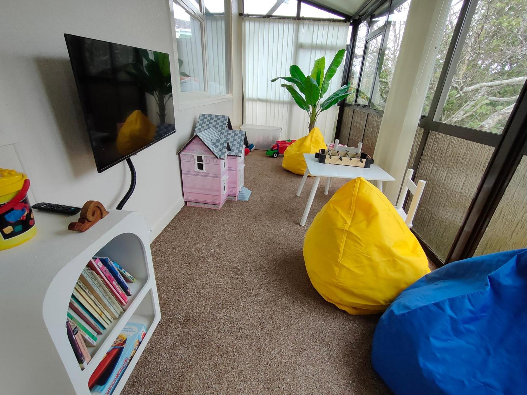 Retro 4 Bedroom Home, Warm And Welcoming, Quiet Location Porirua Exterior photo