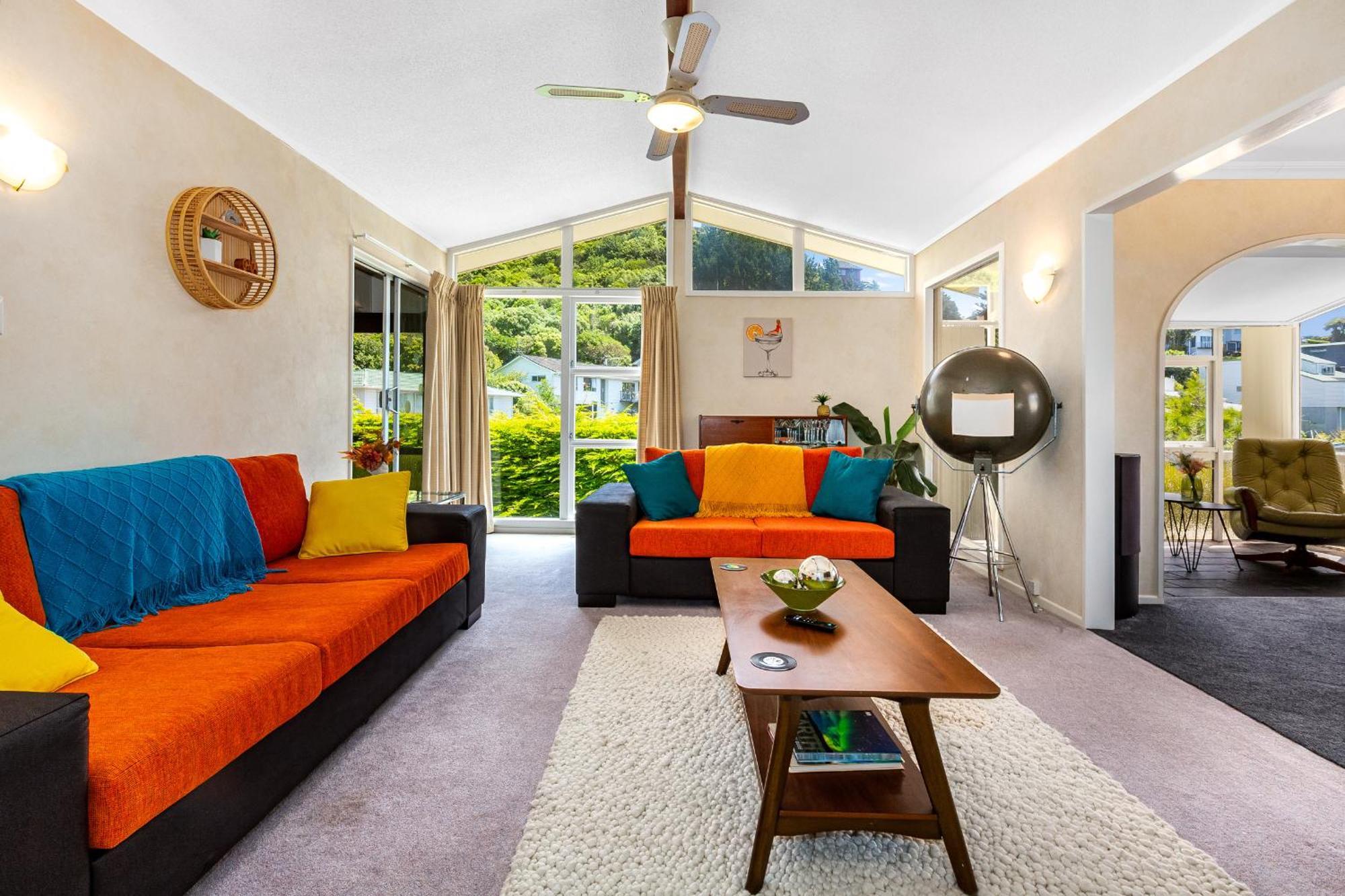 Retro 4 Bedroom Home, Warm And Welcoming, Quiet Location Porirua Exterior photo