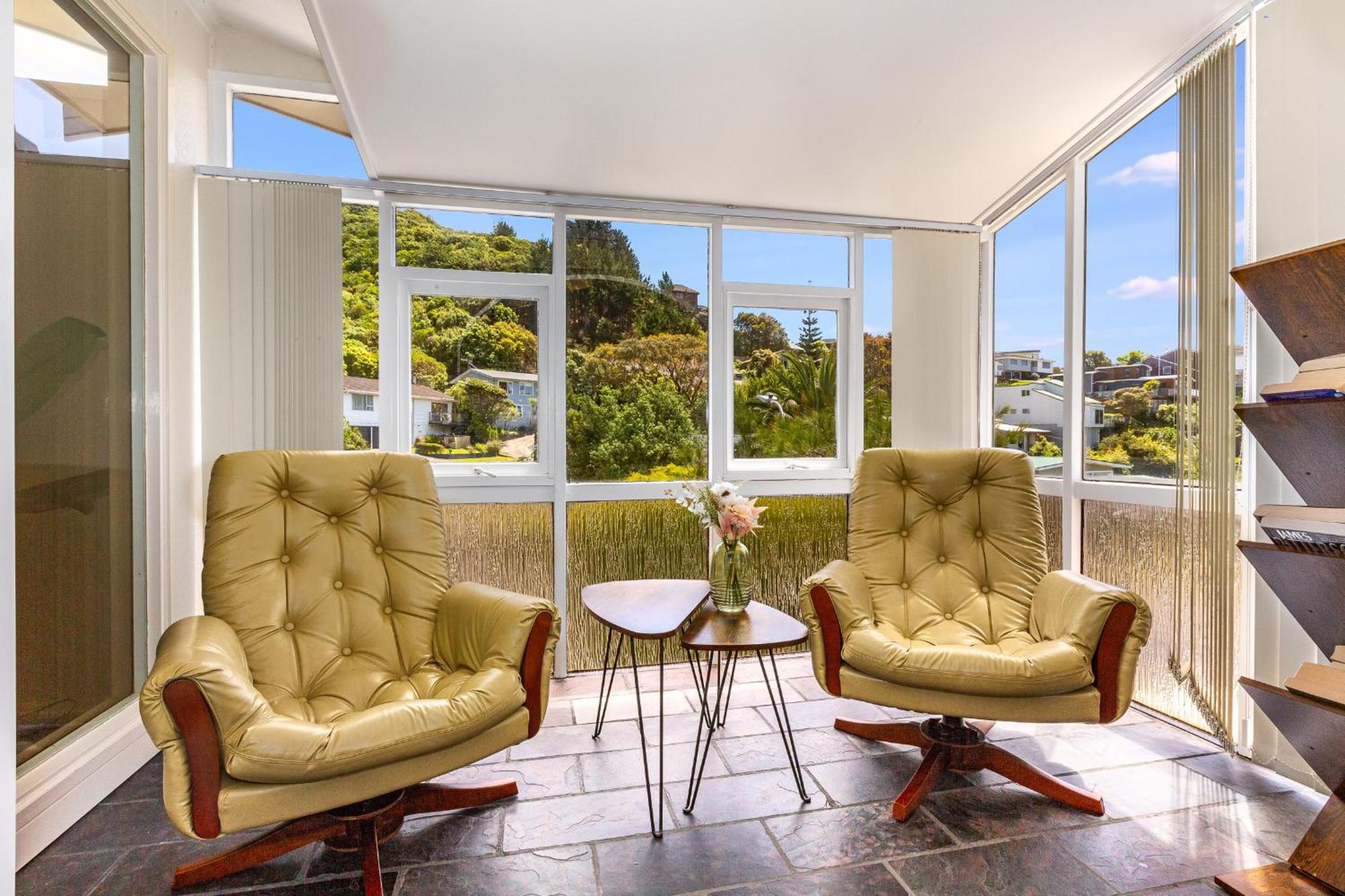 Retro 4 Bedroom Home, Warm And Welcoming, Quiet Location Porirua Exterior photo