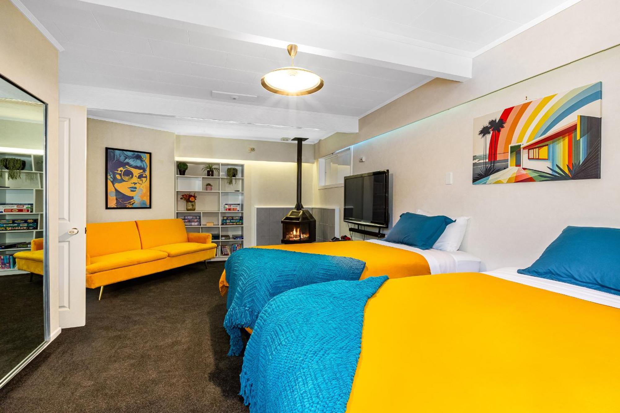 Retro 4 Bedroom Home, Warm And Welcoming, Quiet Location Porirua Exterior photo