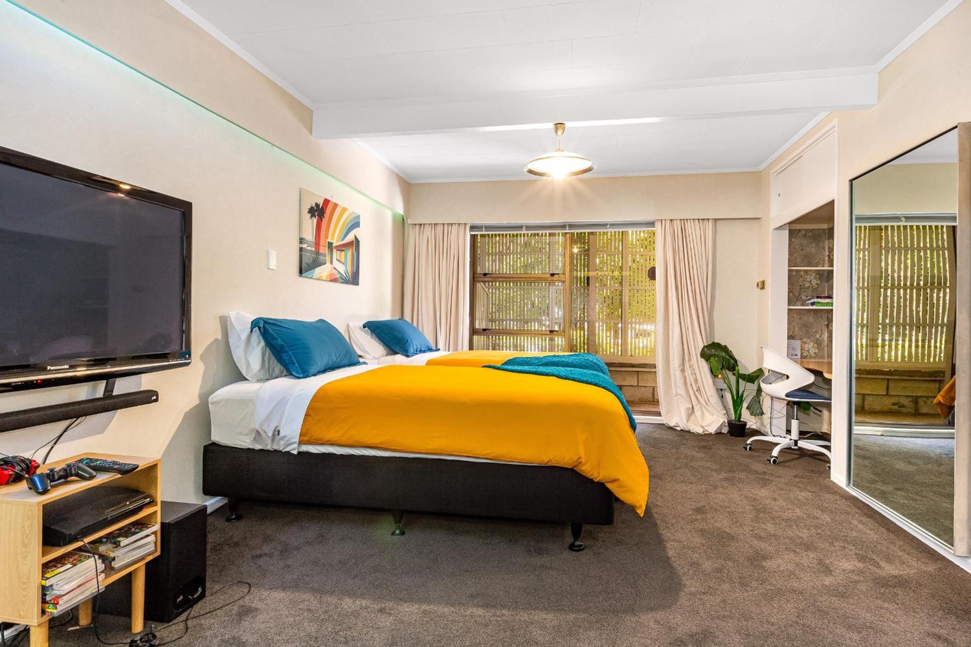 Retro 4 Bedroom Home, Warm And Welcoming, Quiet Location Porirua Exterior photo