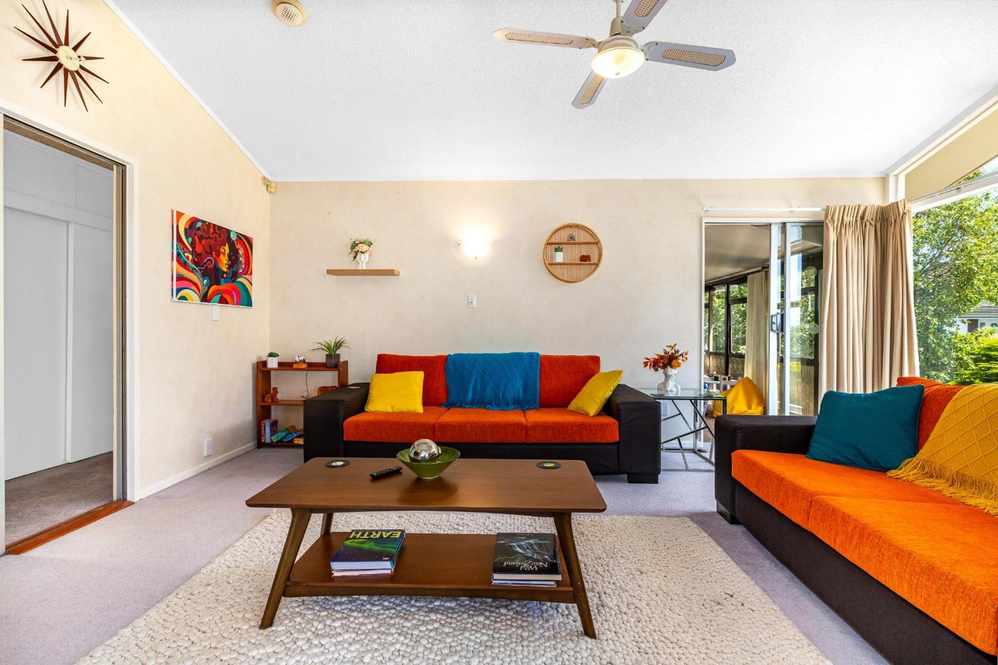 Retro 4 Bedroom Home, Warm And Welcoming, Quiet Location Porirua Exterior photo