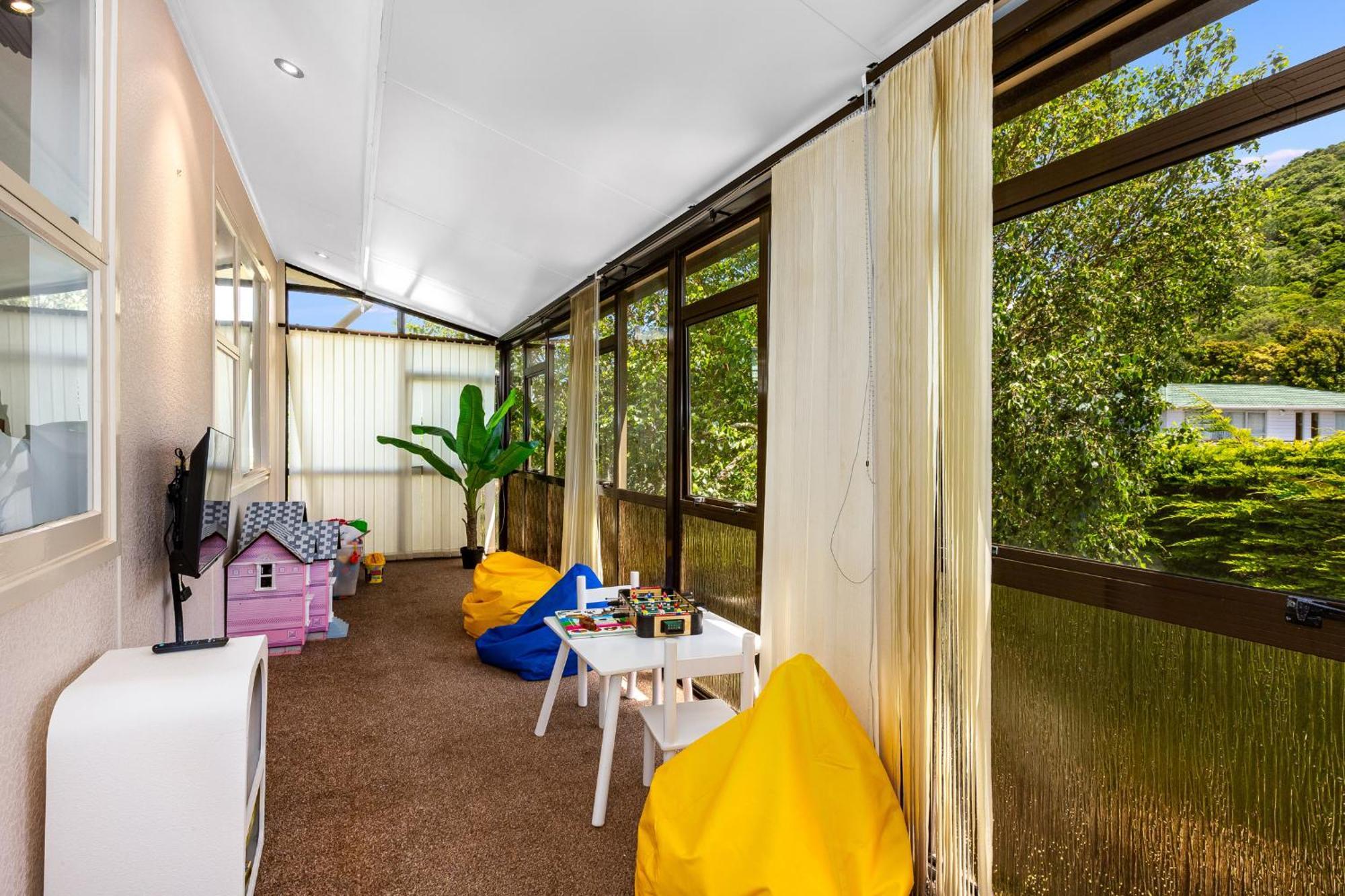 Retro 4 Bedroom Home, Warm And Welcoming, Quiet Location Porirua Exterior photo