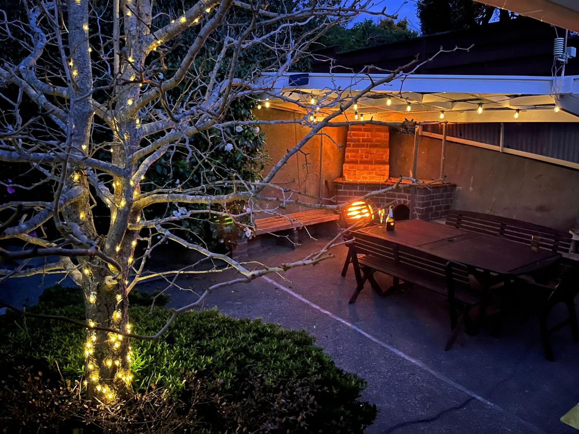 Retro 4 Bedroom Home, Warm And Welcoming, Quiet Location Porirua Exterior photo